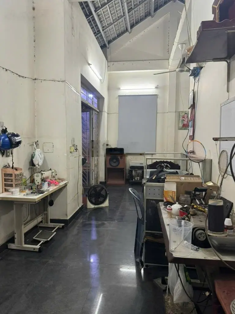 Nhà ngon kiểu biệt thự 135m2 (10x13,5m). Đường nhựa 5m, sân đậu 2 XH. Sổ hồng, không QH. Chỉ 6,6 tỷ
