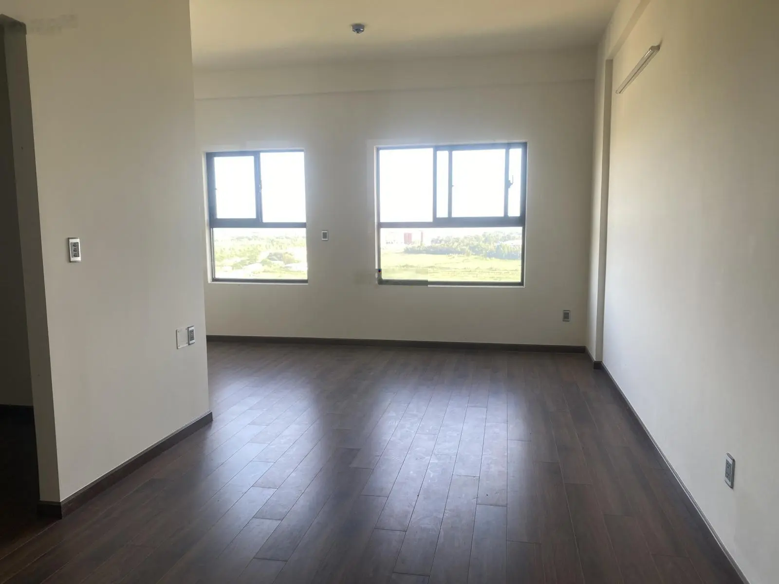 Bán căn 51m2 nhà mới hoàn toàn tầng 10 view đẹp giá full 1,1 tỷ. LH 0906 499 ***