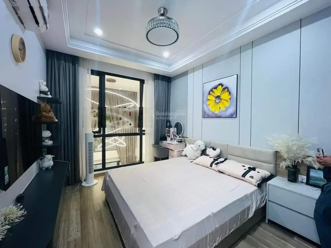 Nhà đẹp , Hoàng Cầu, ĐĐ , 7T, thang máy,dân xây 2 năm, ngõ 3m, cách ô tô tránh 10m, bãi ô tô