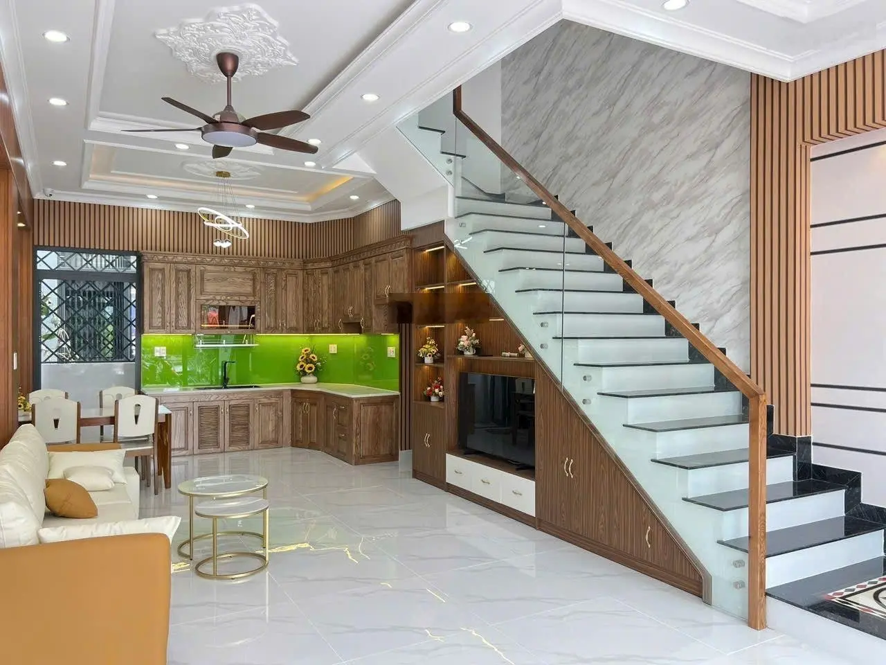 Bán nhà phố đẹp 1 trệt 3 lầu hoàn công trong khu dân cư đồng bộ trung tâm thành phố Dĩ An