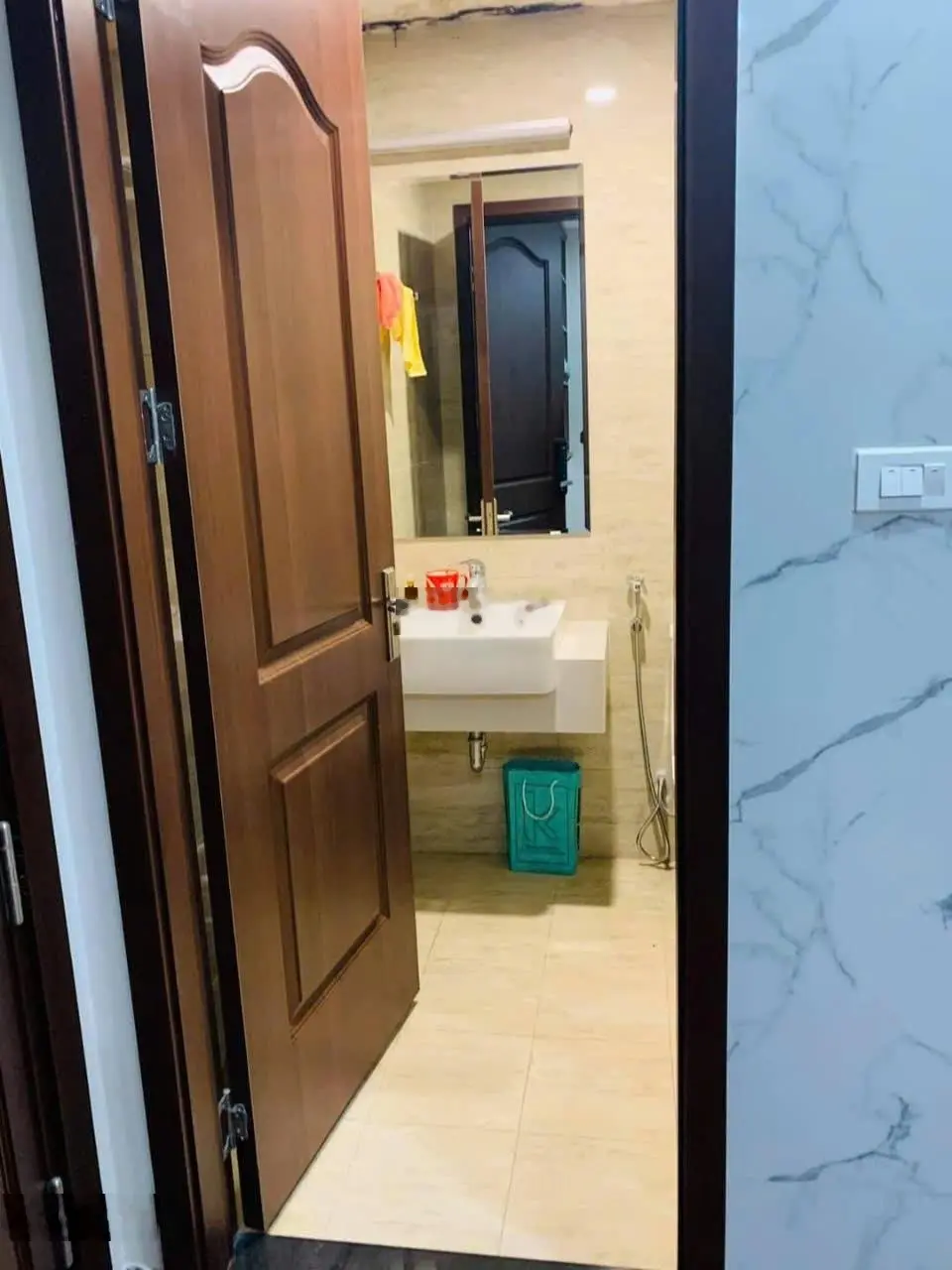 Bán nhanh căn hộ 70m2 siêu hiếm. Tầng đẹp, hướng mát. Sẵn sổ để lại full nội thất, có slot ô tô