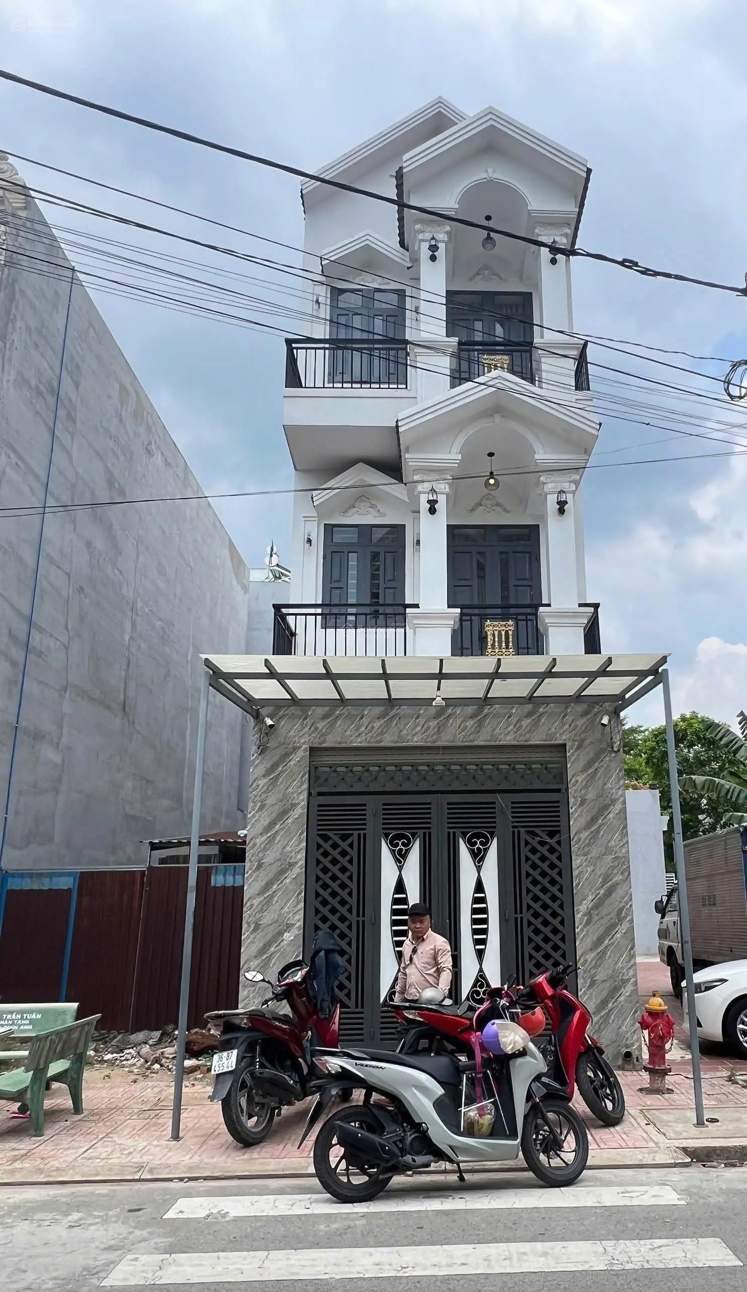 Bán gấp nhà mới xây siêu đẹp giá 4,5 tỷ gần ngã 4 chiêu liêu