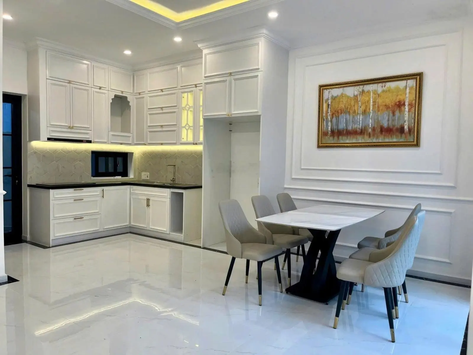 Nhà 2 tầng Full nội thất xịn xò thiết kế theo phong cách Tân Cổ Điển