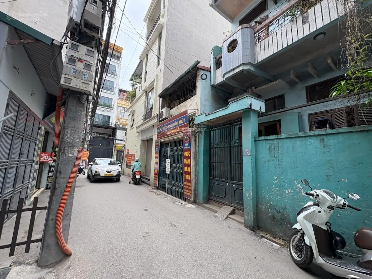 Bán Đất tặng Nhà 2,5 tầng ngay đầu Ngõ 164 Vương Thừa Vũ HN DT 43,4 m 2,5 tầng MT 5 m Giá 16,5 tỷ.