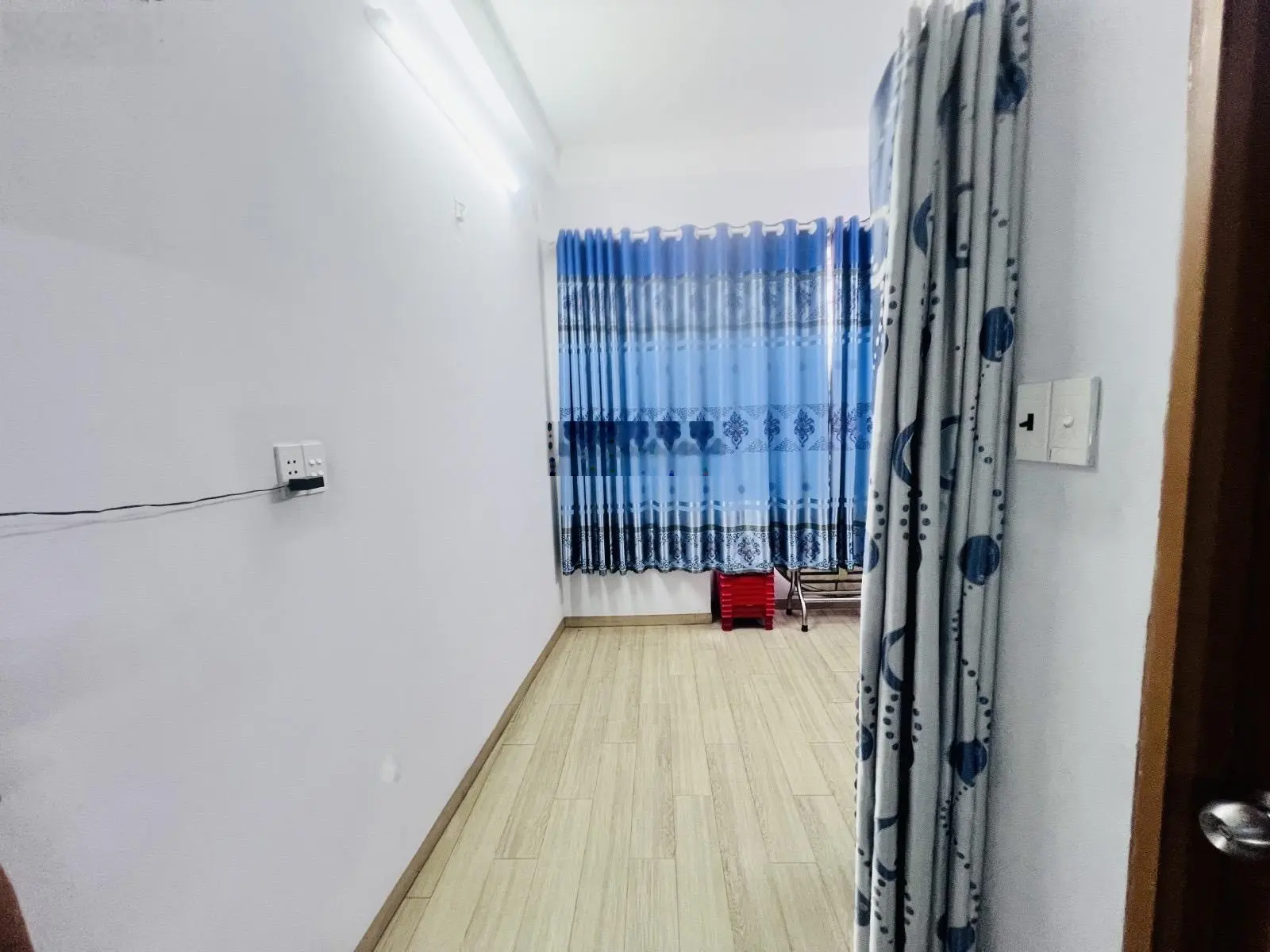 Nhà đẹp 4 tầng ngay Hồng Lạc, 37m2 nở hậu 4.2m, hẻm rộng thông tứ tung, Chỉ 5tỷ6 siêu hiếm