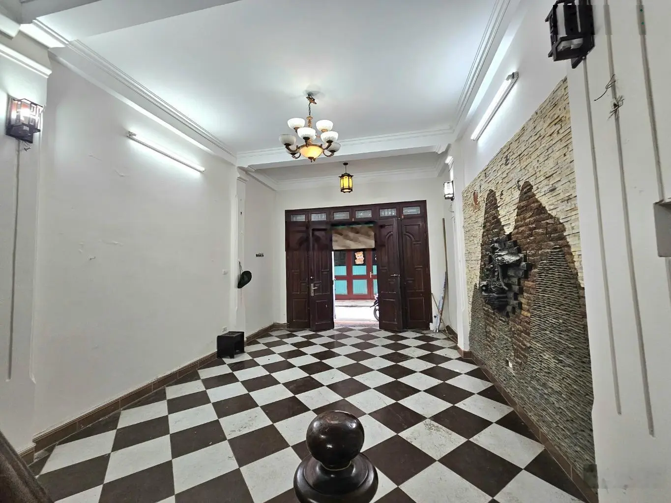 Bán nhà 75m2 đường Tam Trinh. Khu vực phân lô, ngõ thông bàn cờ, rất gần phố. Ô tô đỗ cửa, vào nhà