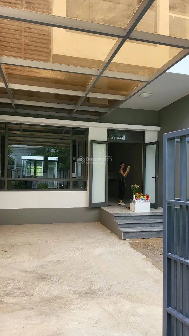 Bán nhà Phố Đông Village 1 trệt, 2 lầu 12 tỷ với 120m2, hoàn thiện bên ngoài, thô trong.