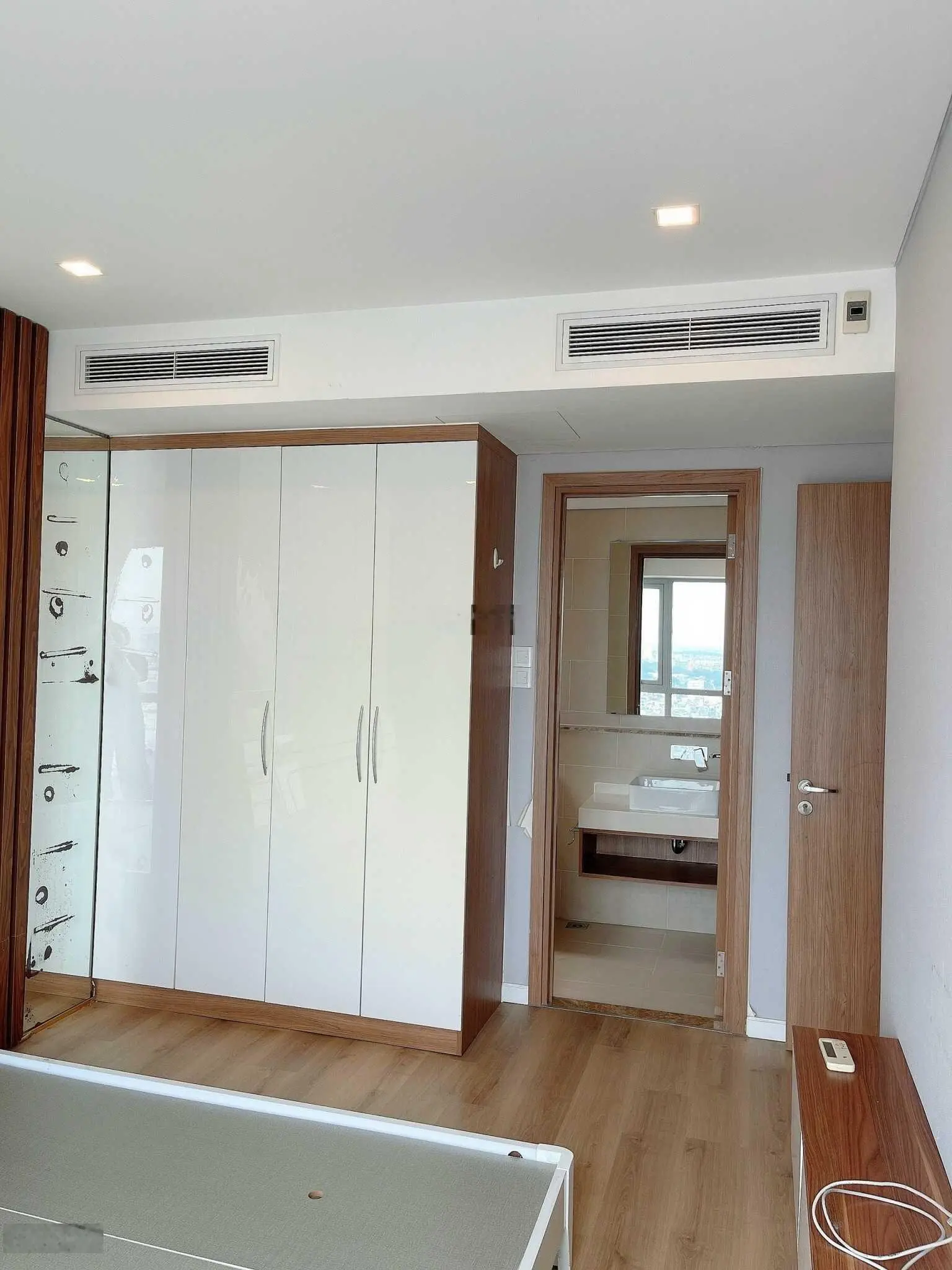Chính chủ cần bán gấp căn góc 2 view thoáng mát 87,6m2, 2PN, 2WC, giá 5 tỷ nội thất y hình