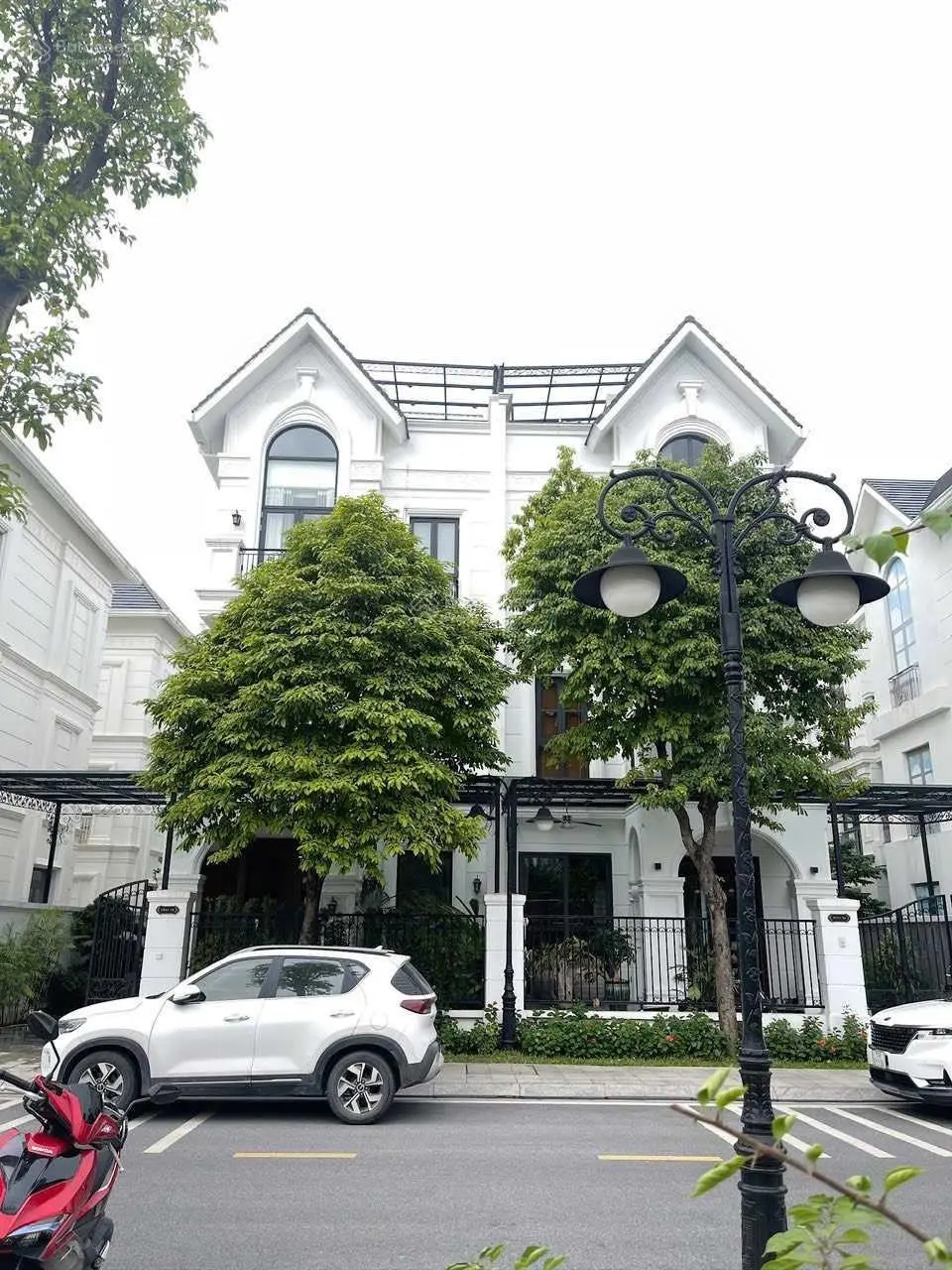 Bán Biệt thự San Hô DT 133m2, 4T, MT 8,9m, gần hồ 24,5ha. Giá 27 tỷ