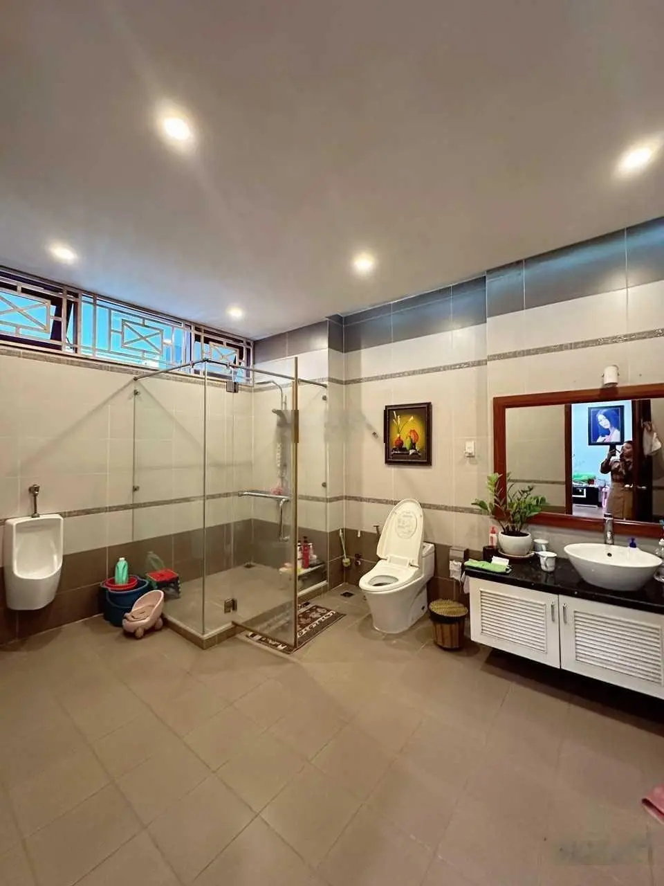 Tòa nhà mặt tiền 1 hầm 7 tầng, 1300m2 sàn. HĐT: 300 triệu/tháng/còn 6 năm. Giá bán: 89,9 tỷ