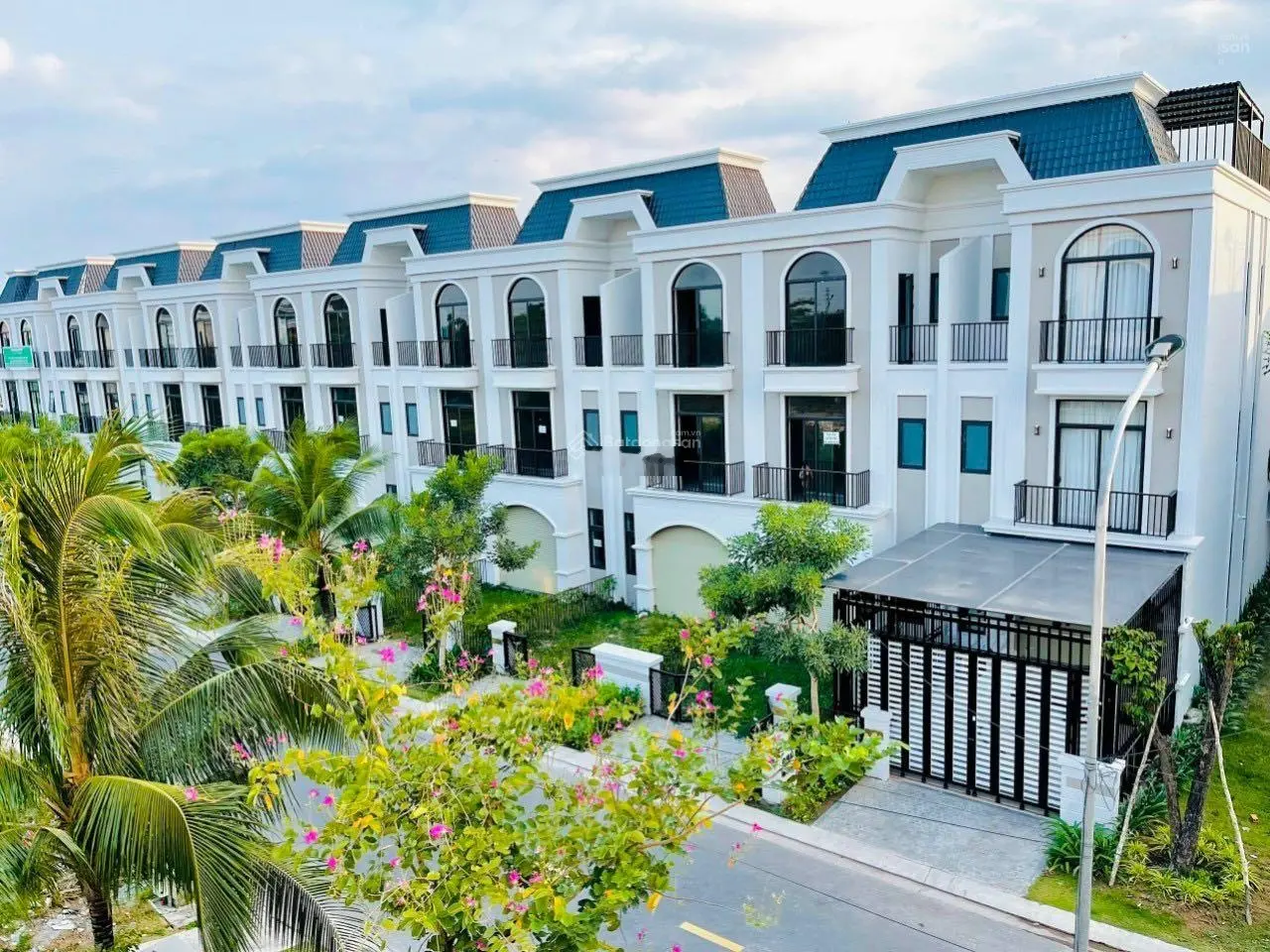 Lavilla chủ cần tiền bán lỗ căn nhà phố view công viên DT: 5x20m giá: 3,7 tỷ. LH: 0902 396 ***