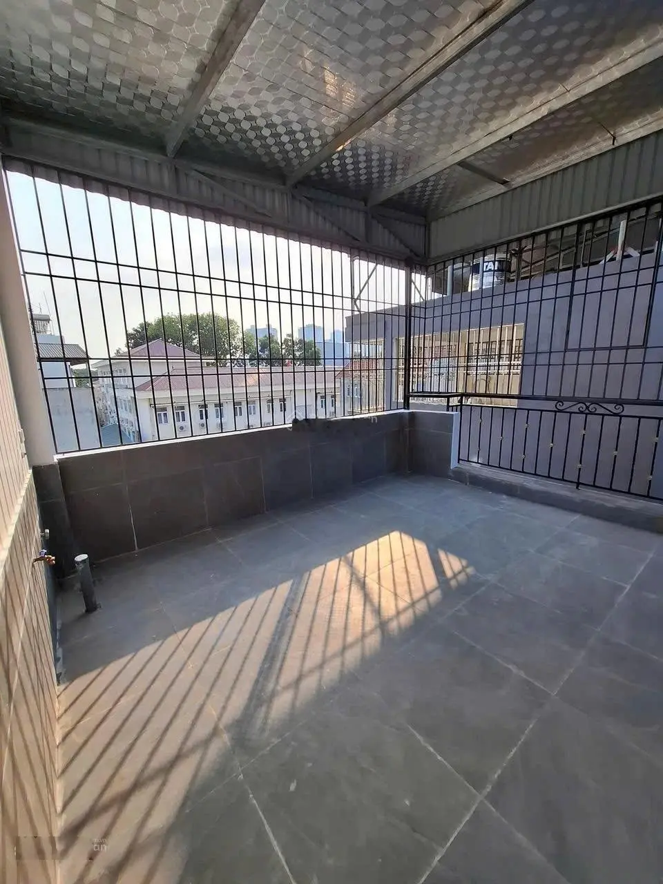 Bán nhà tựu liệt - sát linh đàm, ô tô qua nhà cách ô tô tránh 30m. bãi gửi xe cạnh nhà. 43m 5tầng