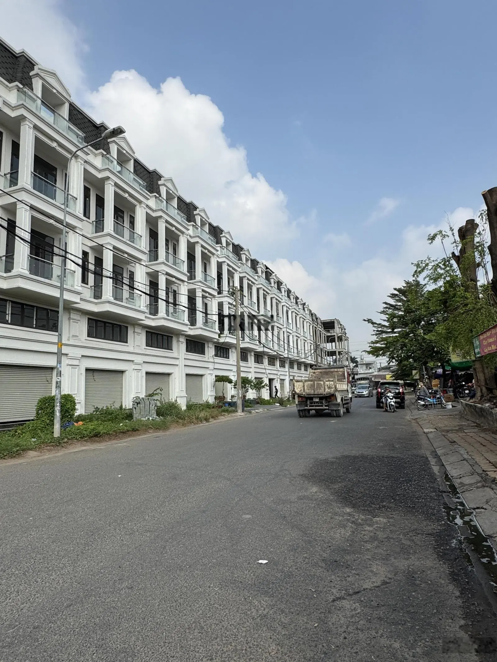 Bán nhà Mặt Phố 400m2, ngay Chợ truyền thống (Chợ An Sương), mới xây 5 tầng, thiết kế rất hiện đại