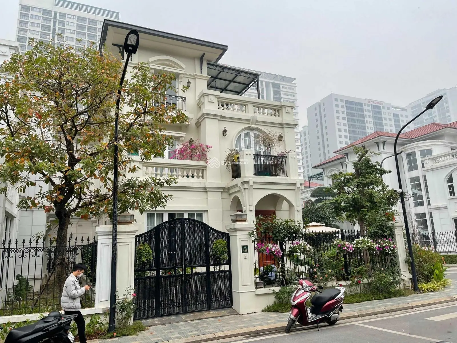 Bán biệt thự đơn lập Embassy Garden 259m2 căn góc vườn hoa - Đông Nam liên hệ chủ nhà 0332 625 ***