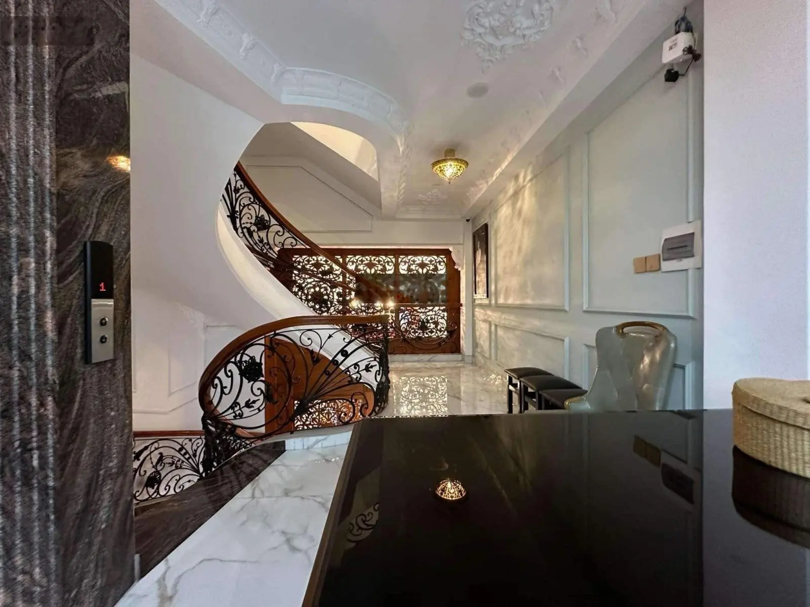 Trường Chinh - Khu Bàu Cát - 102m2 - thang máy - tặng full nội thất cao cấp - ô tô ngủ trong nhà