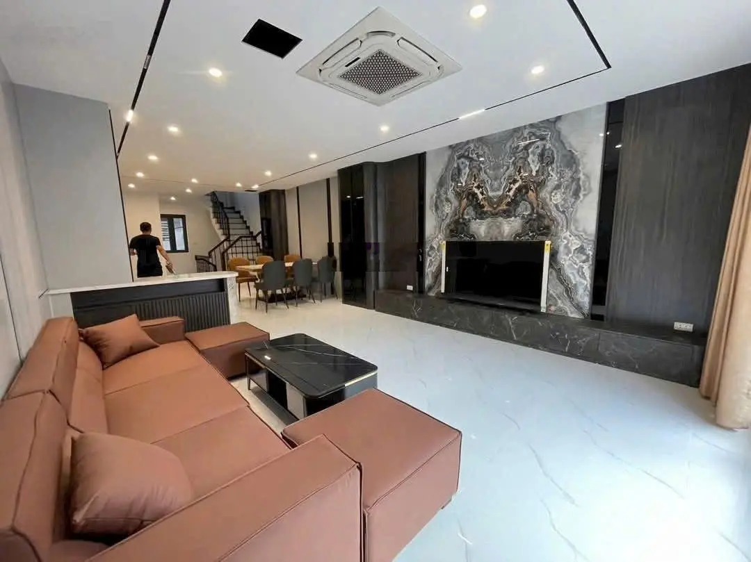 Siêu phẩm ngọc thụy,65m, 4 ngủ,thang máy ,,gara 2 ô tô,nội thất sang sịn,chỉ 17.5 tỷ
