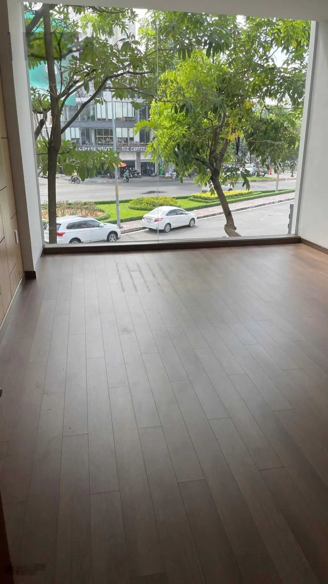 Mặt tiền ngang 5m, đường Hoa Lan ngay vòng xoay Phan Xích Long - 4 tầng, giá 18 tỷ