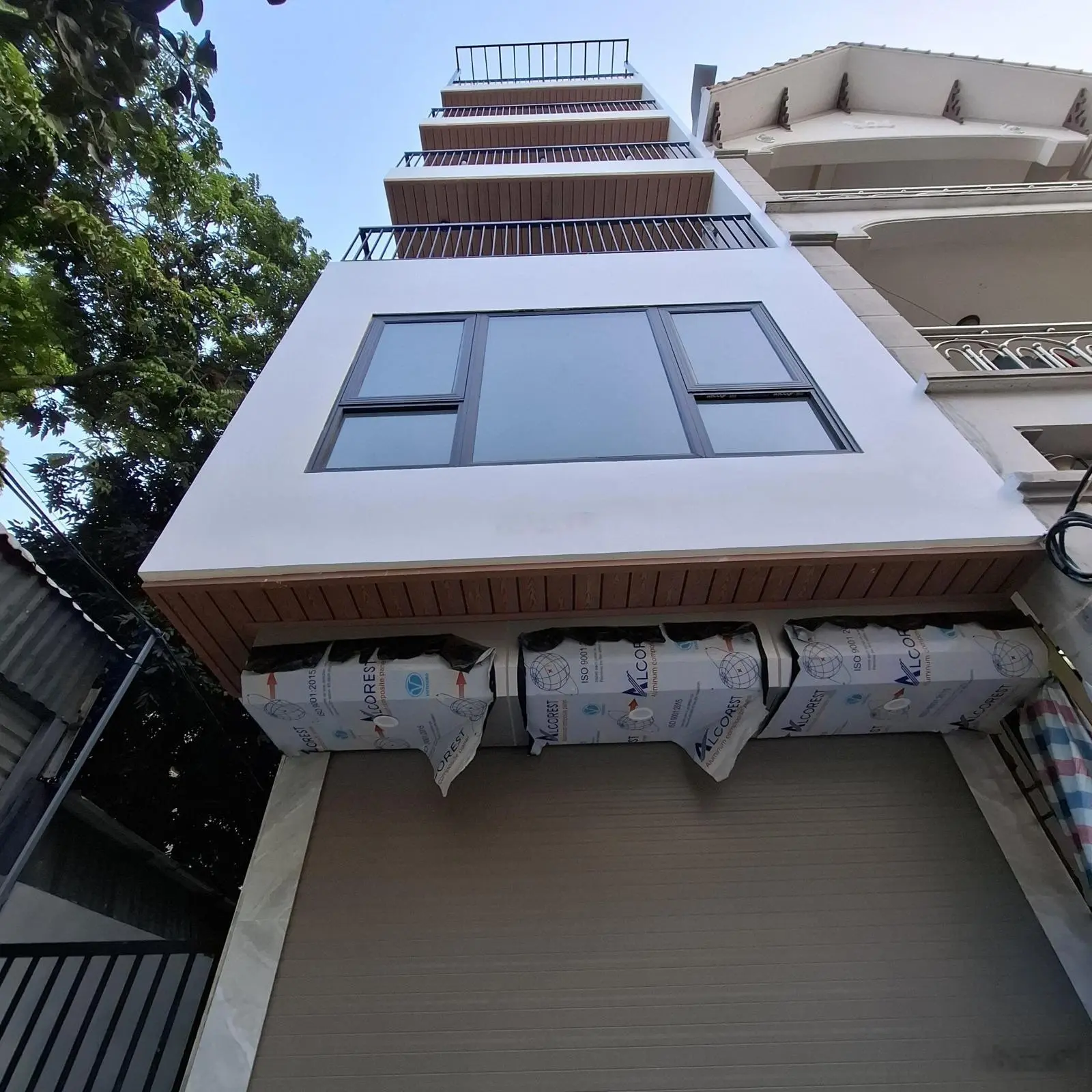 Bán nhà 6 tầng thang máy 45m2 nhìn ra đường Cổ Linh, Long Biên giá nhỉnh 8 tỷ