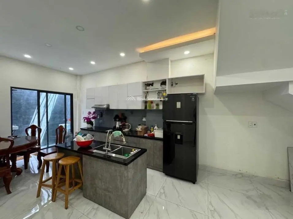 Nhà cần bán ở Bình Tân MT Võ Văn Kiệt DT 90m2 giấy tờ đầy đủ, SHR