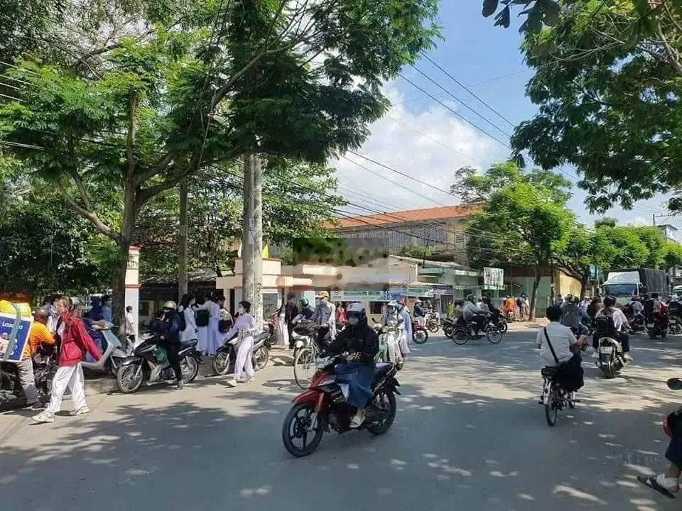 Bán 2 căn nhà . Ngang 10m. Đ,Nguyễn Du vào. ( cụm trường học )