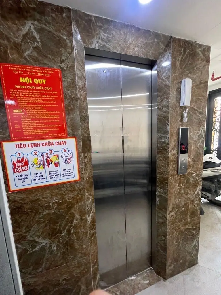 - CCMN KHƯƠNG THƯỢNG, ĐỐNG ĐA, 12 PHÒNG KHÉP KÍN, THANG MÁY, DÒNG TIỀN 70 tr/ THÁNG, GiÁ : 15 tỷ TL