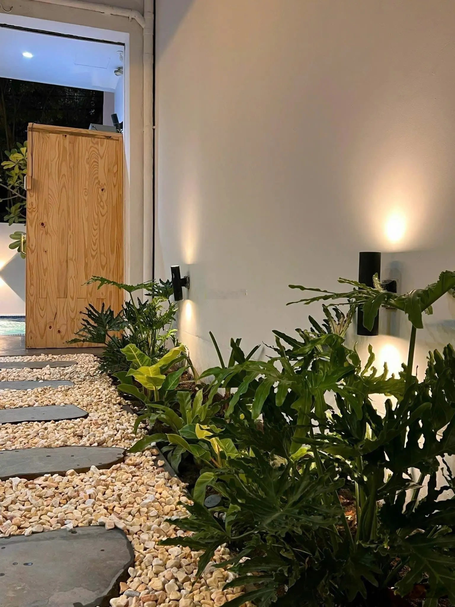 Bán Villa 3 tầng gần bãi tắm Mỹ Khê, sát cầu sông Hàn 200m2