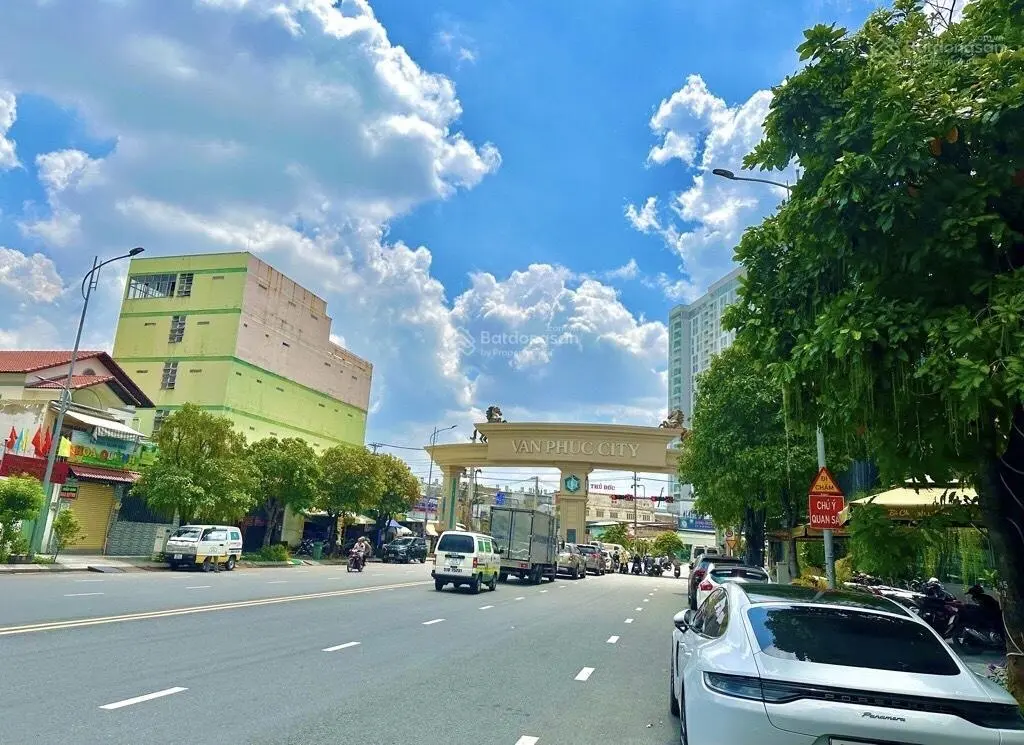 Chủ gửi bán gấp căn nhà 2 tầng DT 72m2 ngay Vạn Phúc City, giá nhỉnh 5 tỷ, SHR, vuông vức