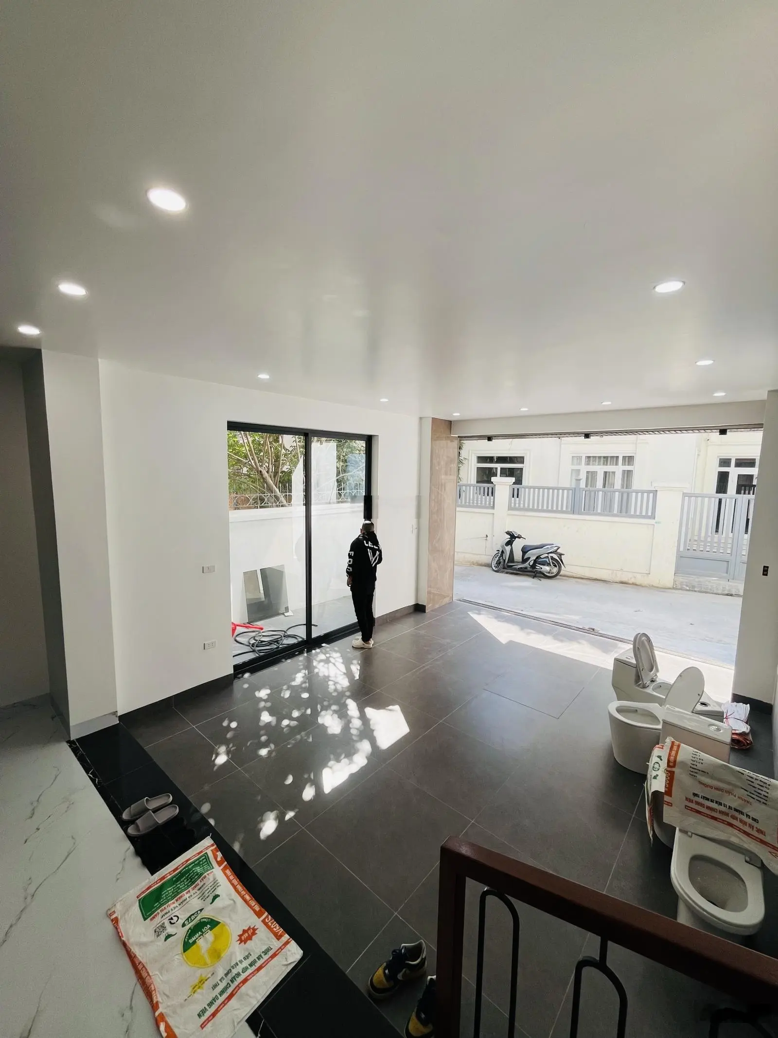 Lạc Long Quân toà nhà 7 tầng thang máy lô góc view thoáng 51m2 mặt tiền 5.7m