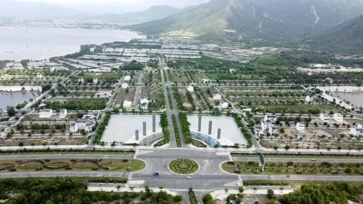Cần bán lại nền đẹp Golden Bay view hồ view công viên, đường 26m giá tốt LH 0908 207 ***