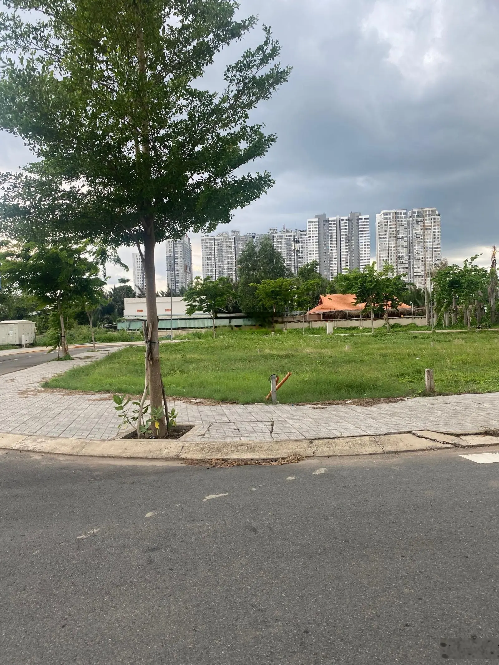 Cần bán gấp lô đất diện tích 90m2 giá 2tỷ550 triệu đường Đào Trí Phú Thuận Quận 7. Sổ hồng riêng