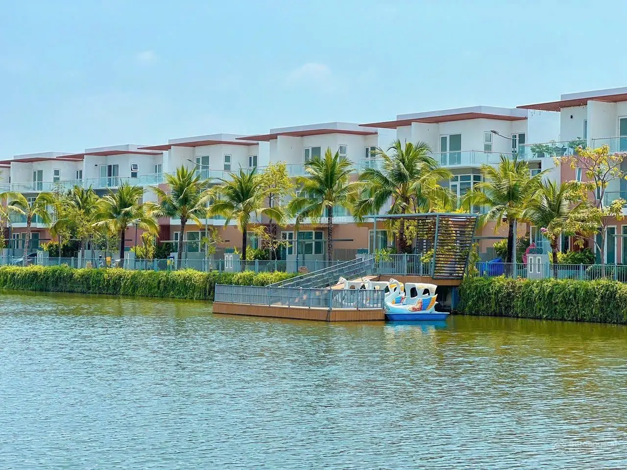 Khu dân cư Phú Hữu 90m2 chỉ nhỉnh 5 tỷ - đã có sổ - NH hỗ trợ trong 25 năm - xem nhà: 0938030490