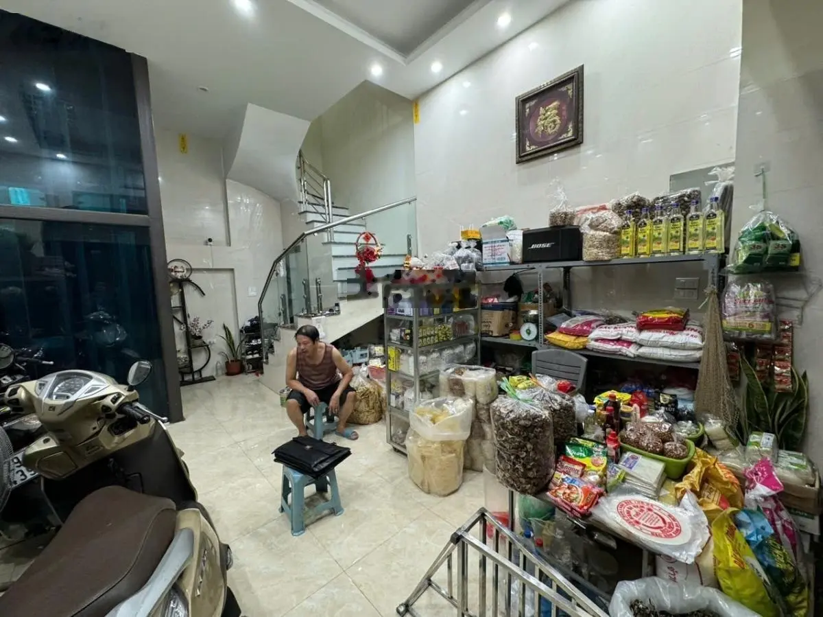 Thang Máy-Ô Tô Đỗ Cửa-Kinh Doanh-Gần phố-Chạy bộ 1p ra Hồ Tây. Dốc Tam Đa 37m-x6 tầng- 4,5m mt