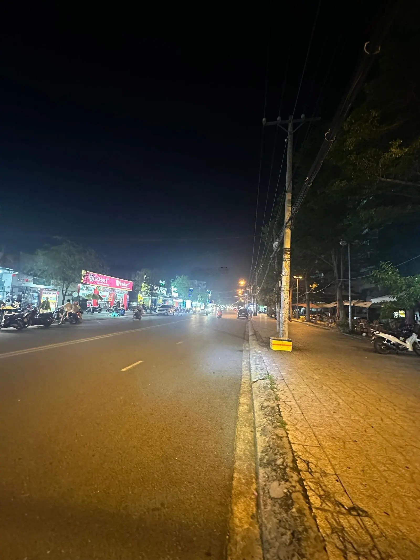 Bán gấp MTKD Dương Đình Hội, vị trí cực sung. DT 8x30m = 240m2. Giá 18 tỷ, HĐ thuê 25tr/tháng