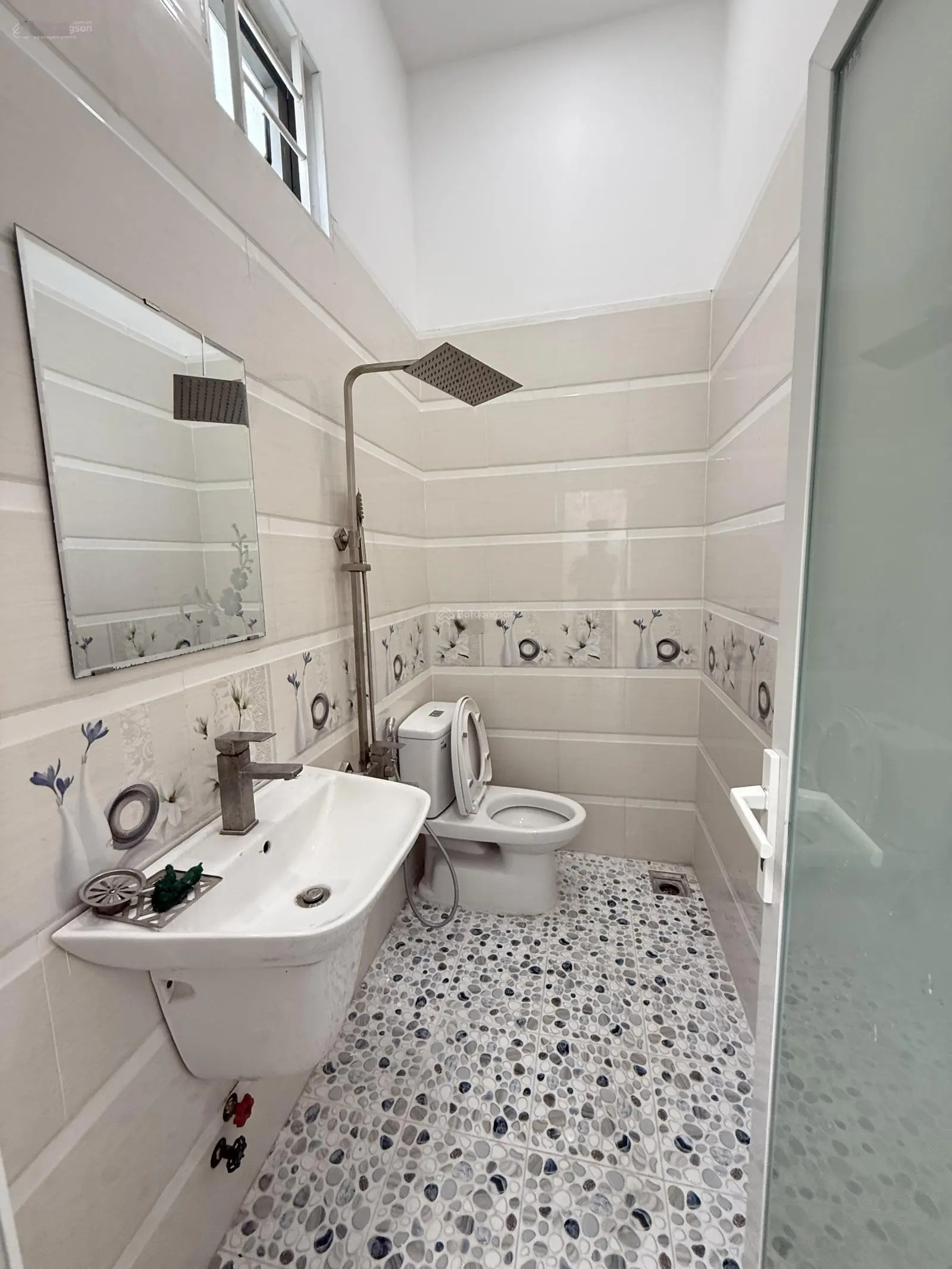 Bán nhà KDC Hiệp Thành 3, nhà 1 trệt 2 lầu 4 phòng ngủ, sân oto nhà đã hoàn công