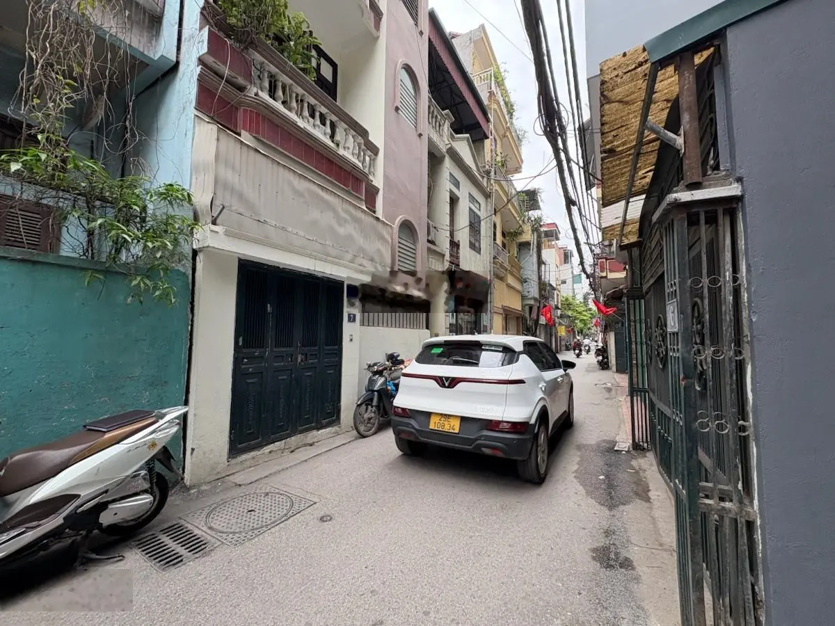 Bán Đất tặng Nhà 2,5 tầng ngay đầu Ngõ 164 Vương Thừa Vũ HN DT 43,4 m 2,5 tầng MT 5 m Giá 16,5 tỷ.