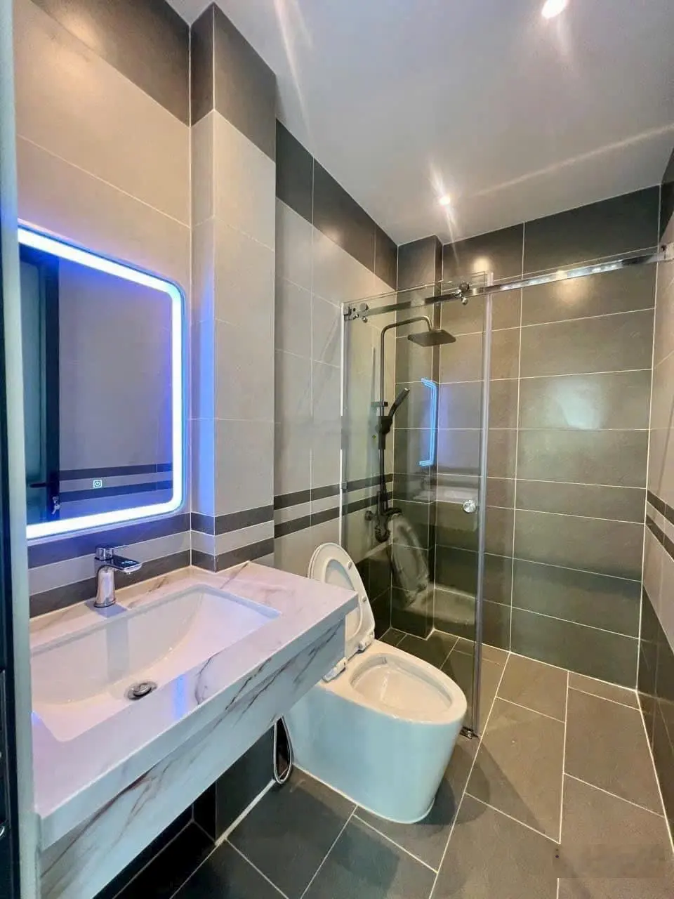 TẶNG FULL NỘI THẤT CAO CẤP NHƯ HÌNH cho căn nhà phố 3 LẦU. (Xe hơi đỗ trong nhà)