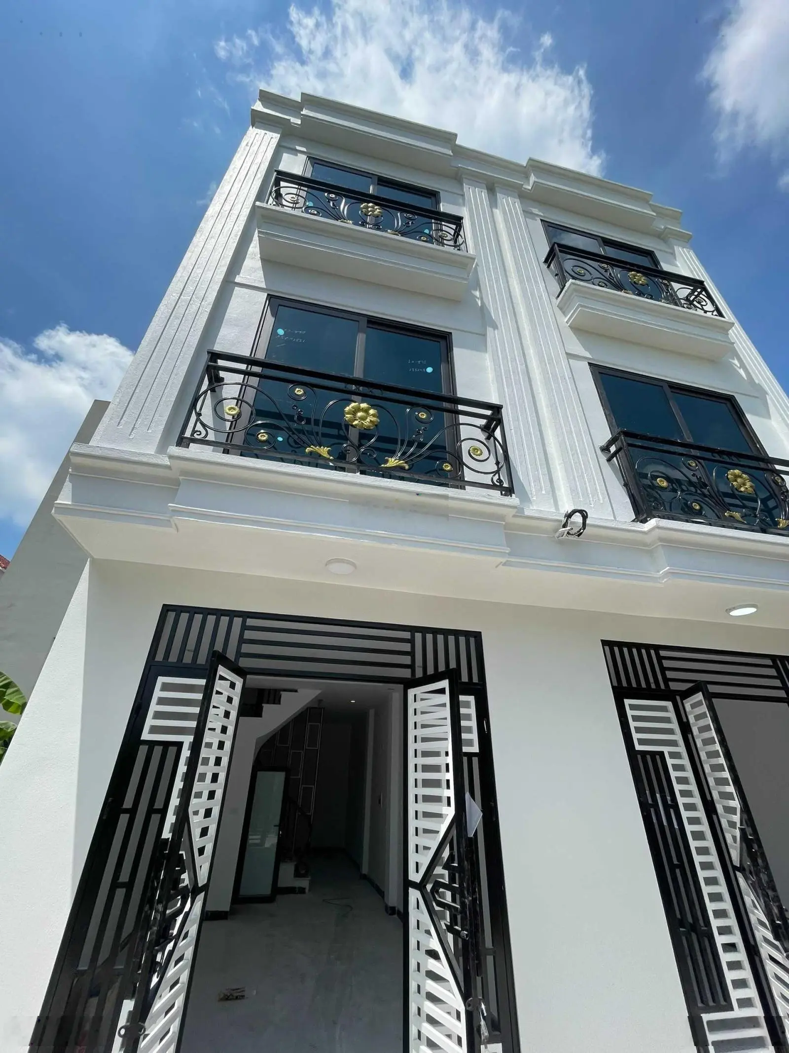 Nhà 4 tầng ngõ thông, ô tô chạy qua nhà, cách 20m ra hồ điều hòa thoáng mát - 40m2 - giá chỉ 2.4xtỉ