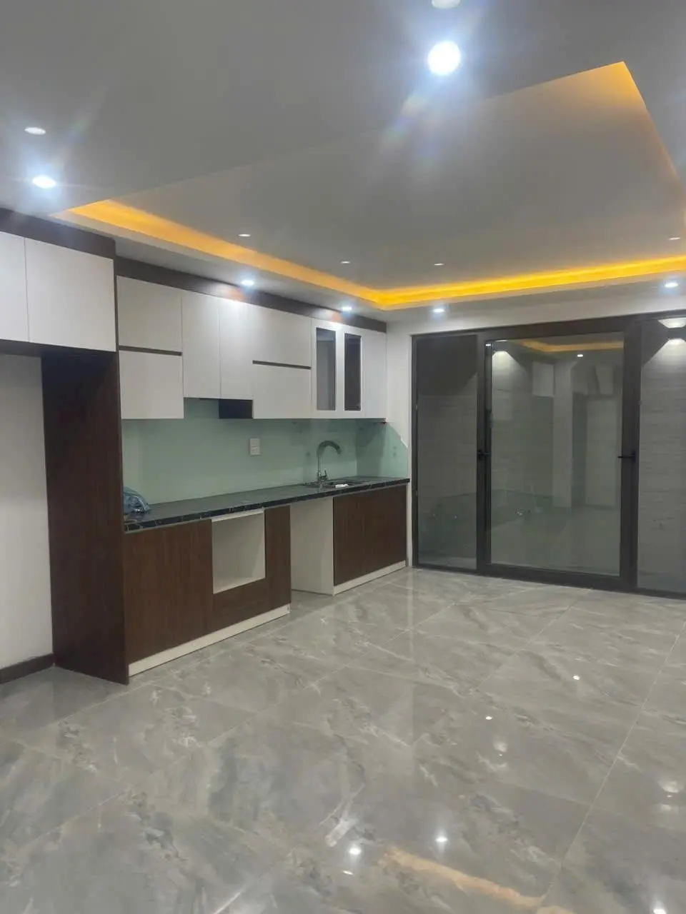 Nhà Cực Đẹp - Ngay Hồ LINH ĐÀM - Trường các cấp , chợ và UBND Cách 200m - bến xe nc Ngầm cách 500m
