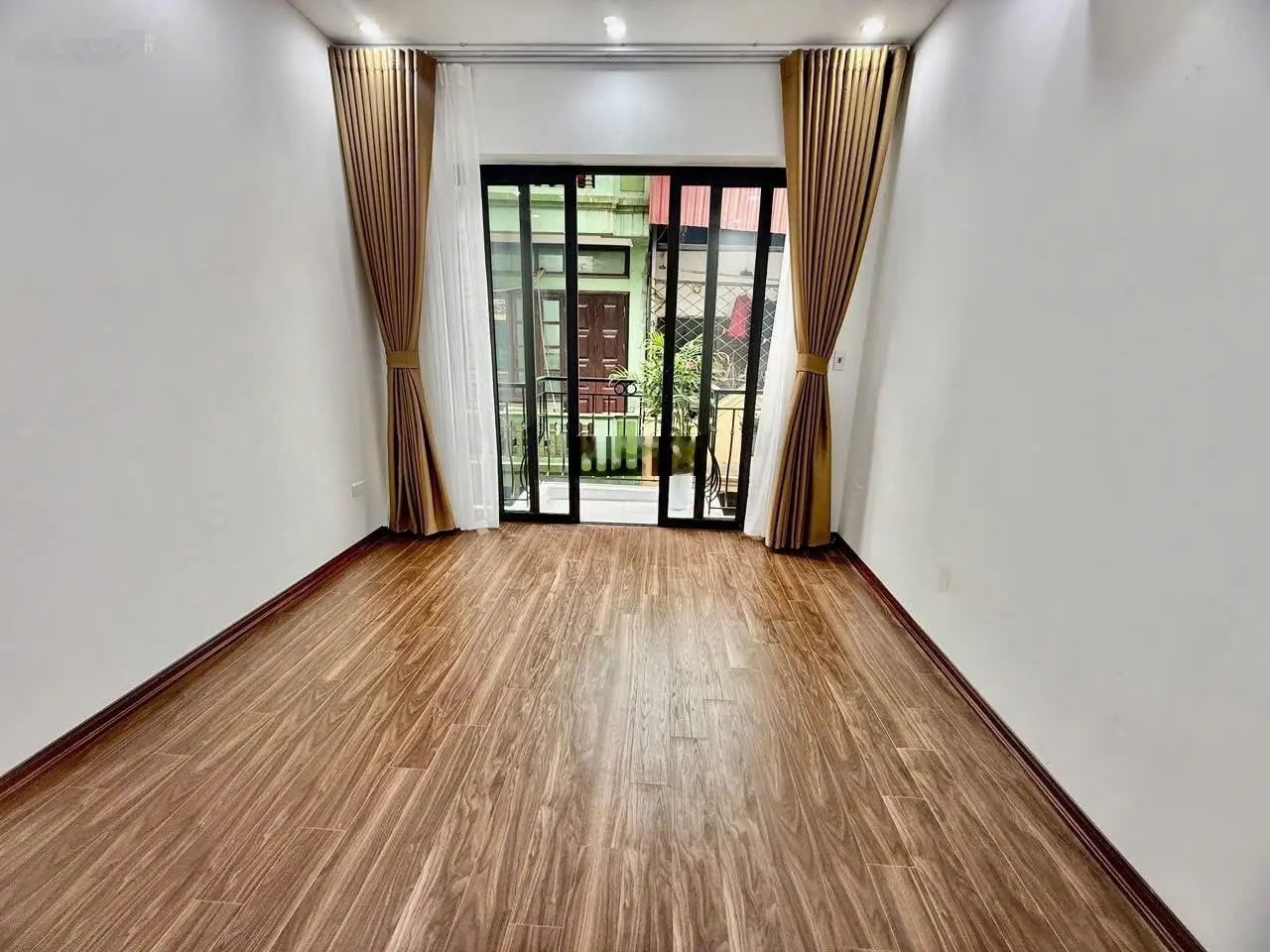 Bán nhà 4 tầng phố Chính Kinh, đi bộ ra tàu điện ngầm, ngay sát phố, sổ đỏ hoa hậu, khu vực hiếm.