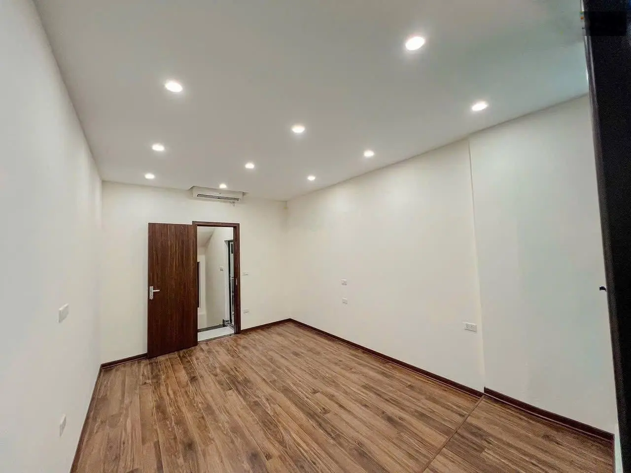 Hà đông ô tô đỗ cửa - sát phố - nhà đẹp - ở ngay - - dt 35 m -4 tầng -mt 3.5 - giá :7.2 tỷ