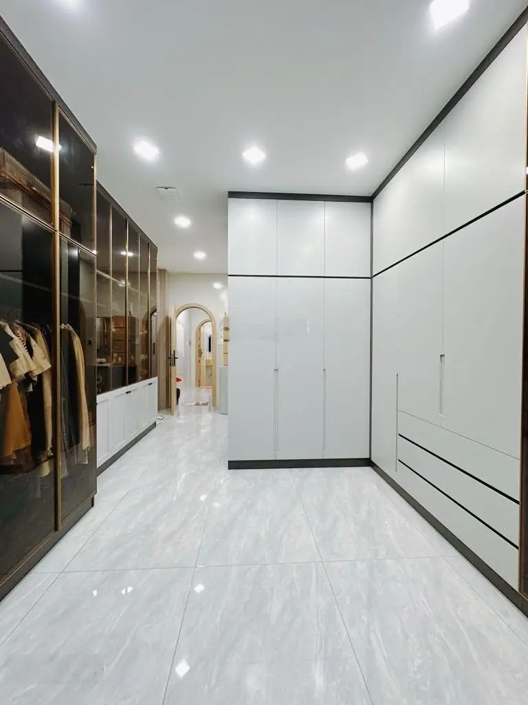 Rẻ giảm 3 tỷ. Bán nhà mặt tiền đường Nguyễn Biểu, nhà đẹp ở ngay hoặc KD CHDV. Có thang máy. Quận 5