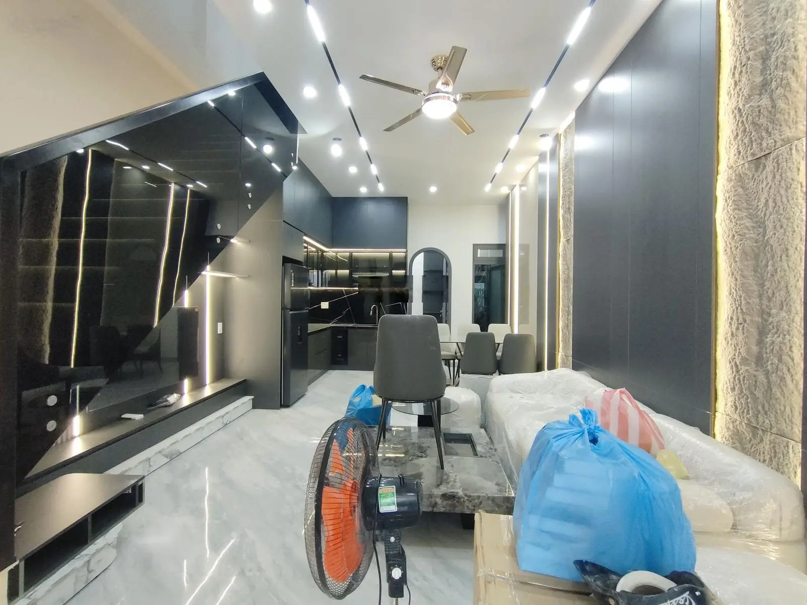 Nhà 3 tầng đường ôtô 5m ôtô đậu đỗ trong sân - sát nhà đường Điện Biên Phủ