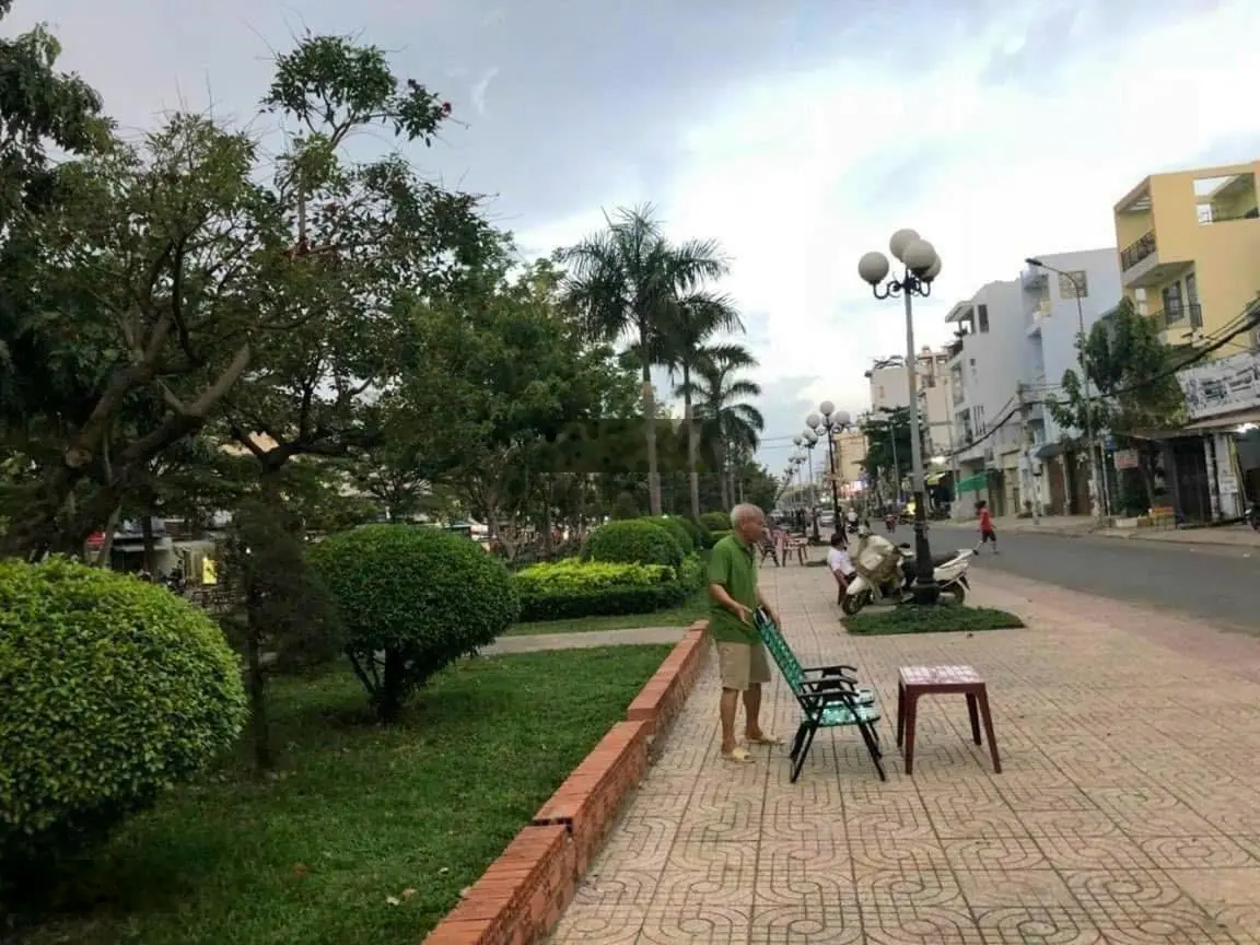 Bán nhà mặt tiền kinh doanh đường Lưu Chí Hiếu, diện tích 5,2mx21m 3 lầu đường công viên thoáng mát
