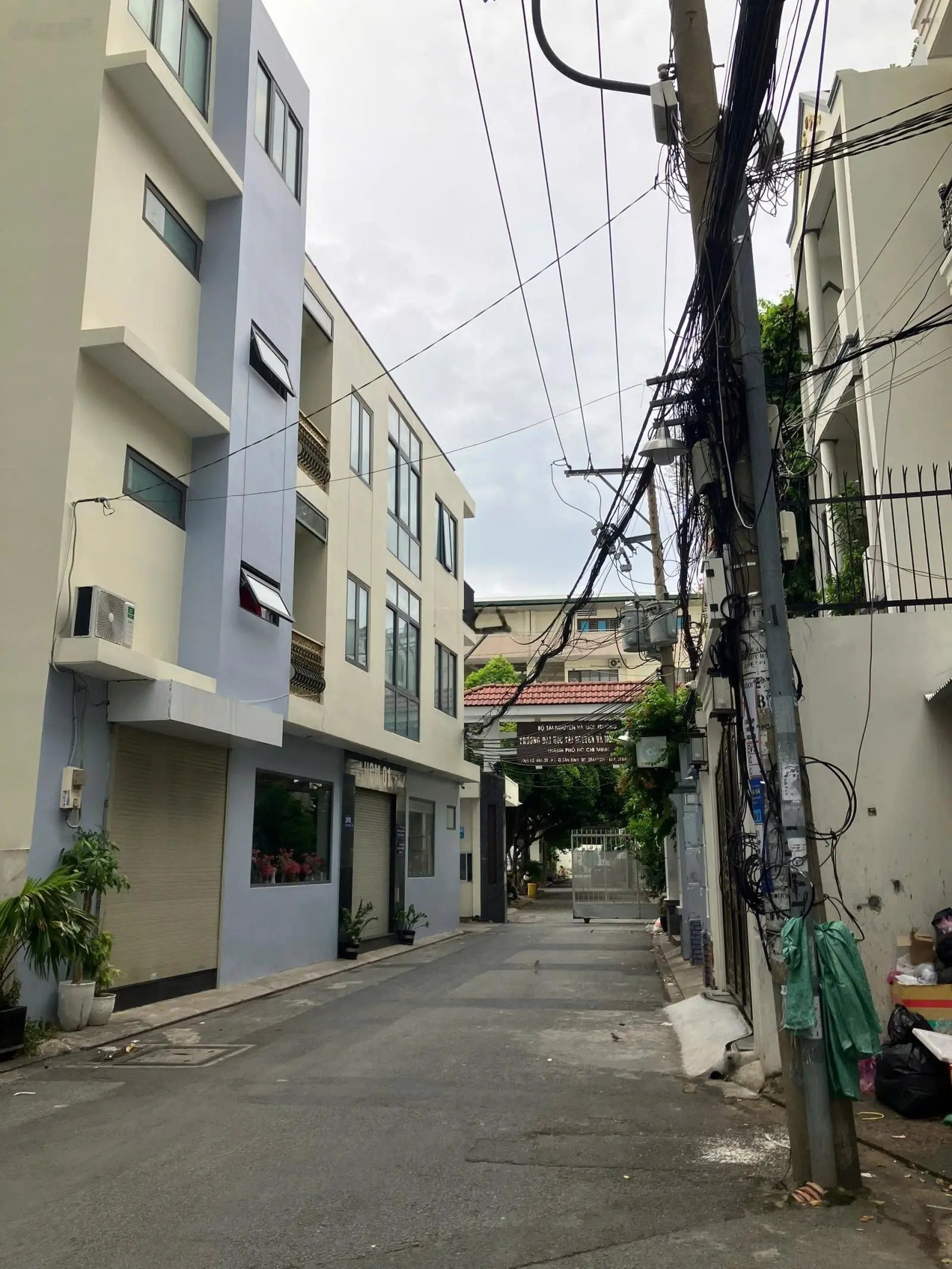 KẸT TIỀN CẦN BÁN NHÀ GẤP Ở PHÚ NHUẬN!! Nhà 3 lầu có sân thượng, tiện ích đầy đủ, Giá 6 tỷ xxx có TL