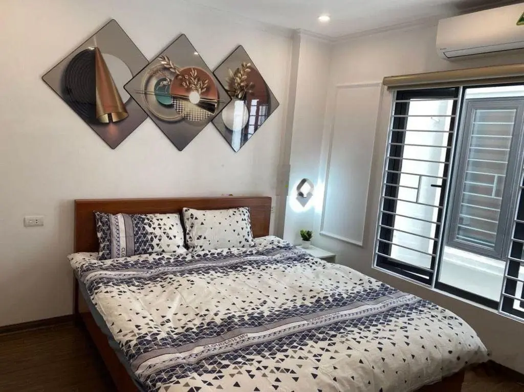 Bán nhà 5t ngõ 129 đường bát khối long biên. giá chào hơn 5 tỷ. nhà đẹp, ngõ nông, lô gócvị trí đẹ