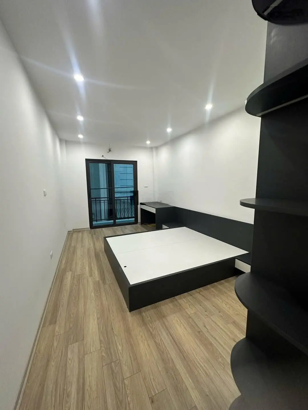 Bán nhà sát cầu Trịnh Văn Bô 36m2, 5 tầng thang máy ô tô sát nhà - vị trí đẹp - 5 phút ra Mỹ Đình