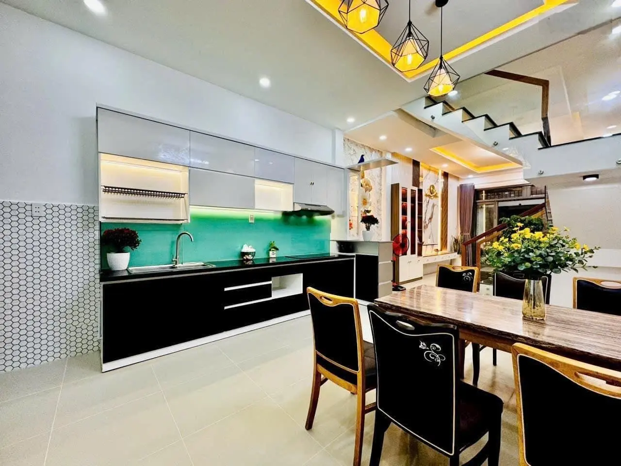 Cực hiếm! Nhà 35m2 Lý Chính Thắng, P8, Q3. Xây 2 tầng, giá 1 tỷ900 sổ hồng riêng
