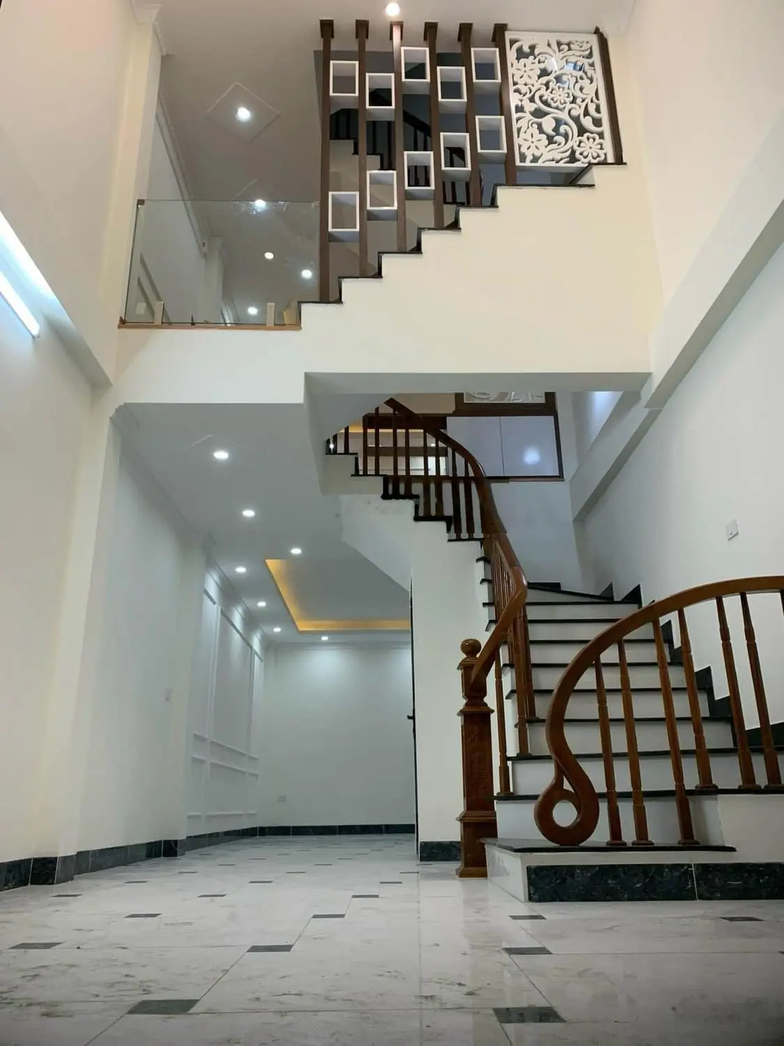 Nhà 5 tầng lô góc lừng lững 35m2, mặt ngõ thông thoáng, 30m ra ô tô tránh tại Yên Lũng