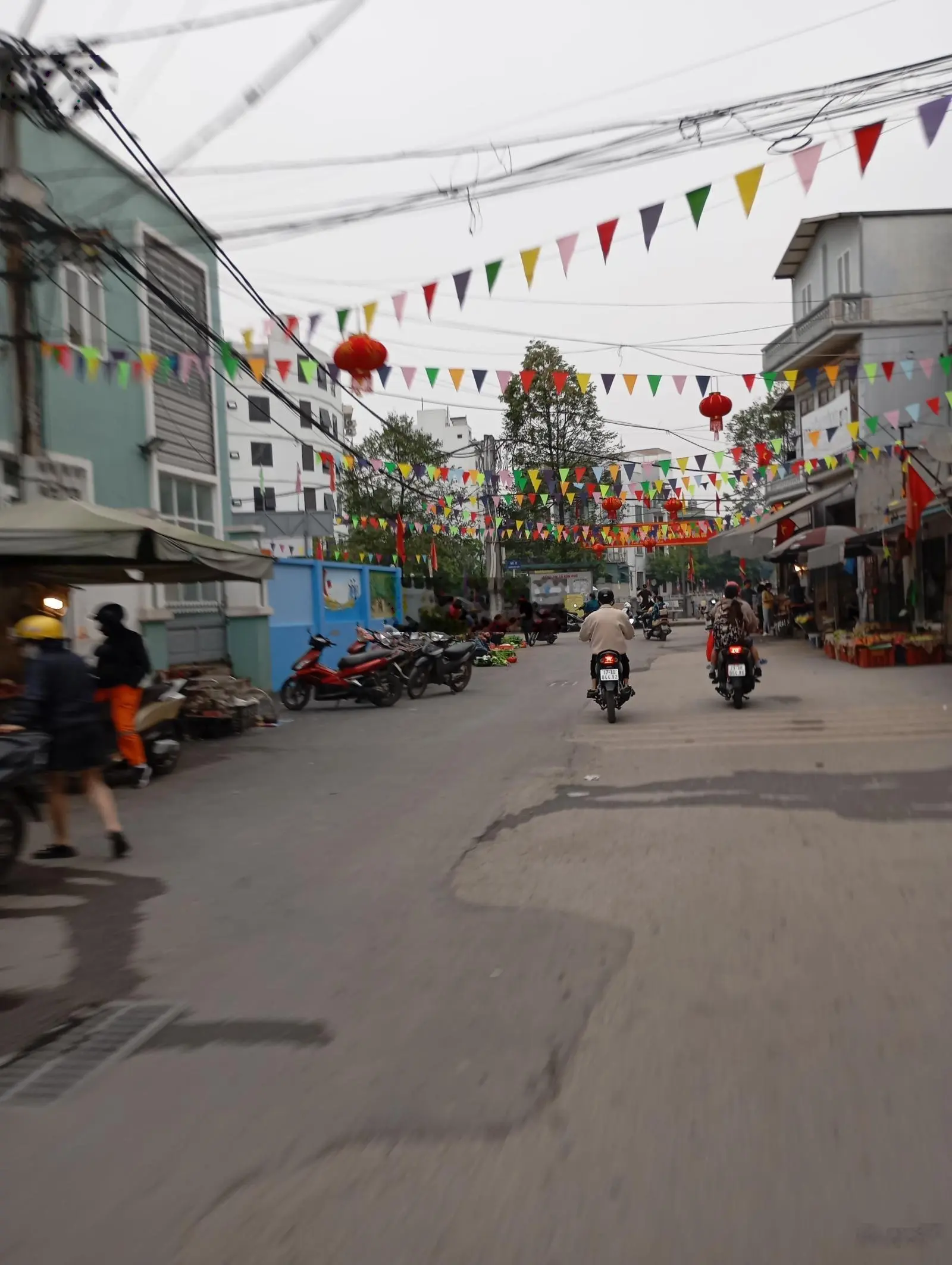 Bán nhà 5 tầng oto qua nhà gần hồ sen và đường văn tiên dũng giá 8 tỷ .