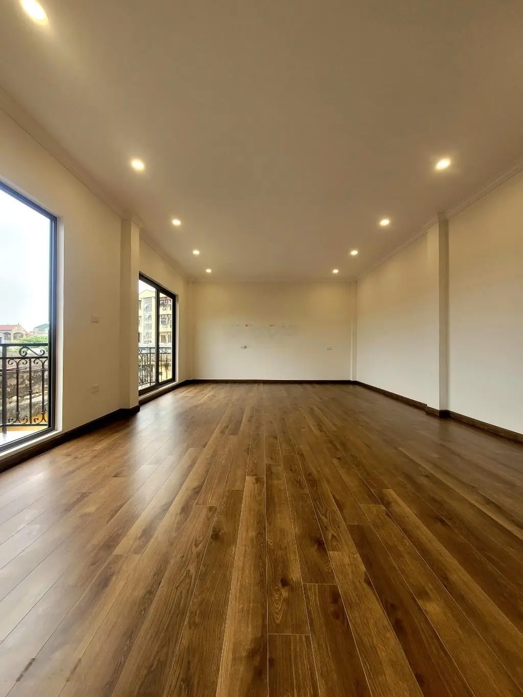 Cổ linh-thạch bàn nhà mới 62m 6 tầng thang máy - full nội thất - ô tô ngủ trong nhà - lô góc